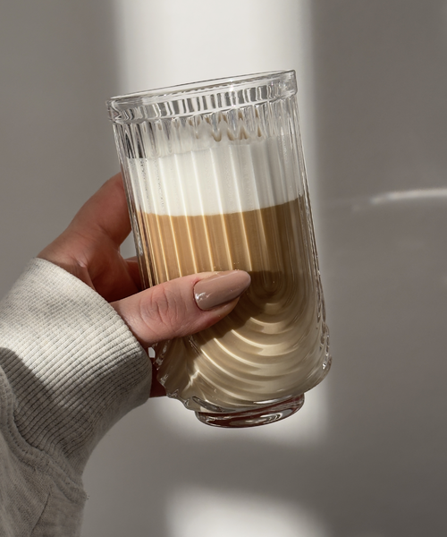 Großes Trinkglas im Bogen-Design aus der Serie Rom – Seitenansicht im Detail