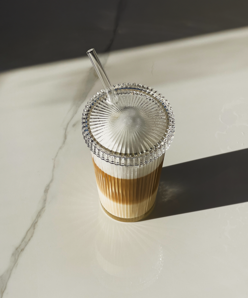 Geriffeltes Glas mit Glasdeckel und Glasstrohhalm aus der Serie Paris – Draufsicht auf das Glas