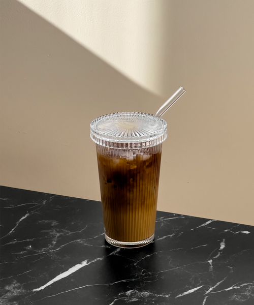 Geriffeltes Glas mit Glasdeckel und Glasstrohhalm aus der Serie Paris – Größenübersicht im Vergleich