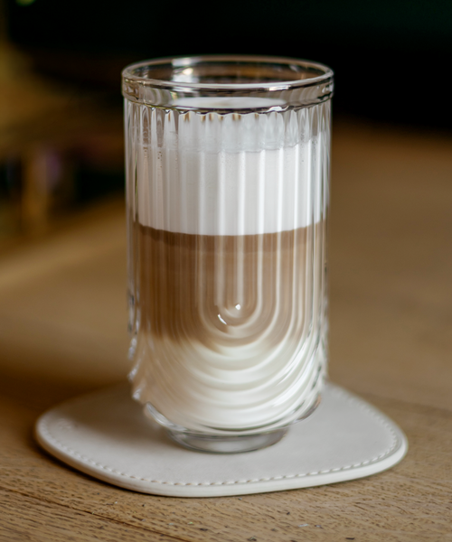 Großes Trinkglas im Bogen-Design aus der Serie Rom – Materialdetail