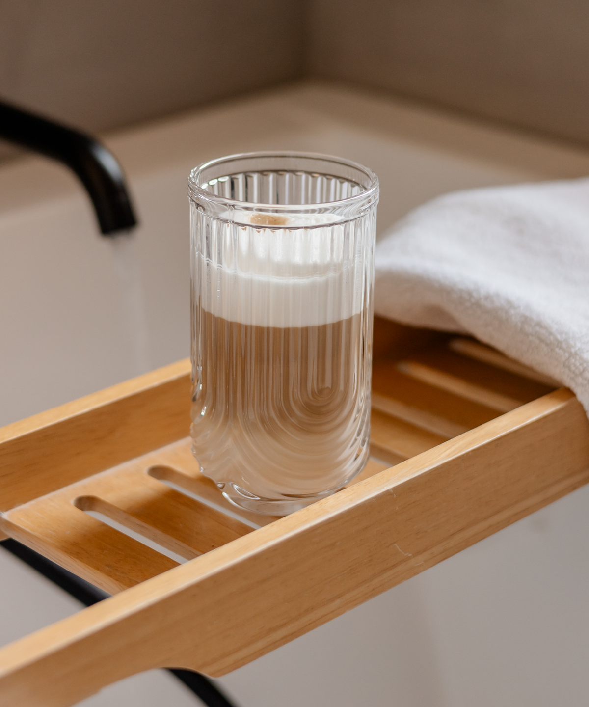 Großes Trinkglas im Bogen-Design aus der Serie Rom – Nahaufnahme der Struktur