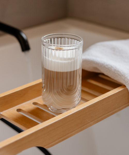 Großes Trinkglas im Bogen-Design aus der Serie Rom – Nahaufnahme der Struktur