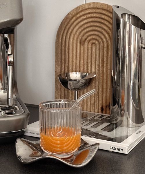 Kleines Trinkglas im Bogen-Design aus der Serie Rom – Nahaufnahme des Materials