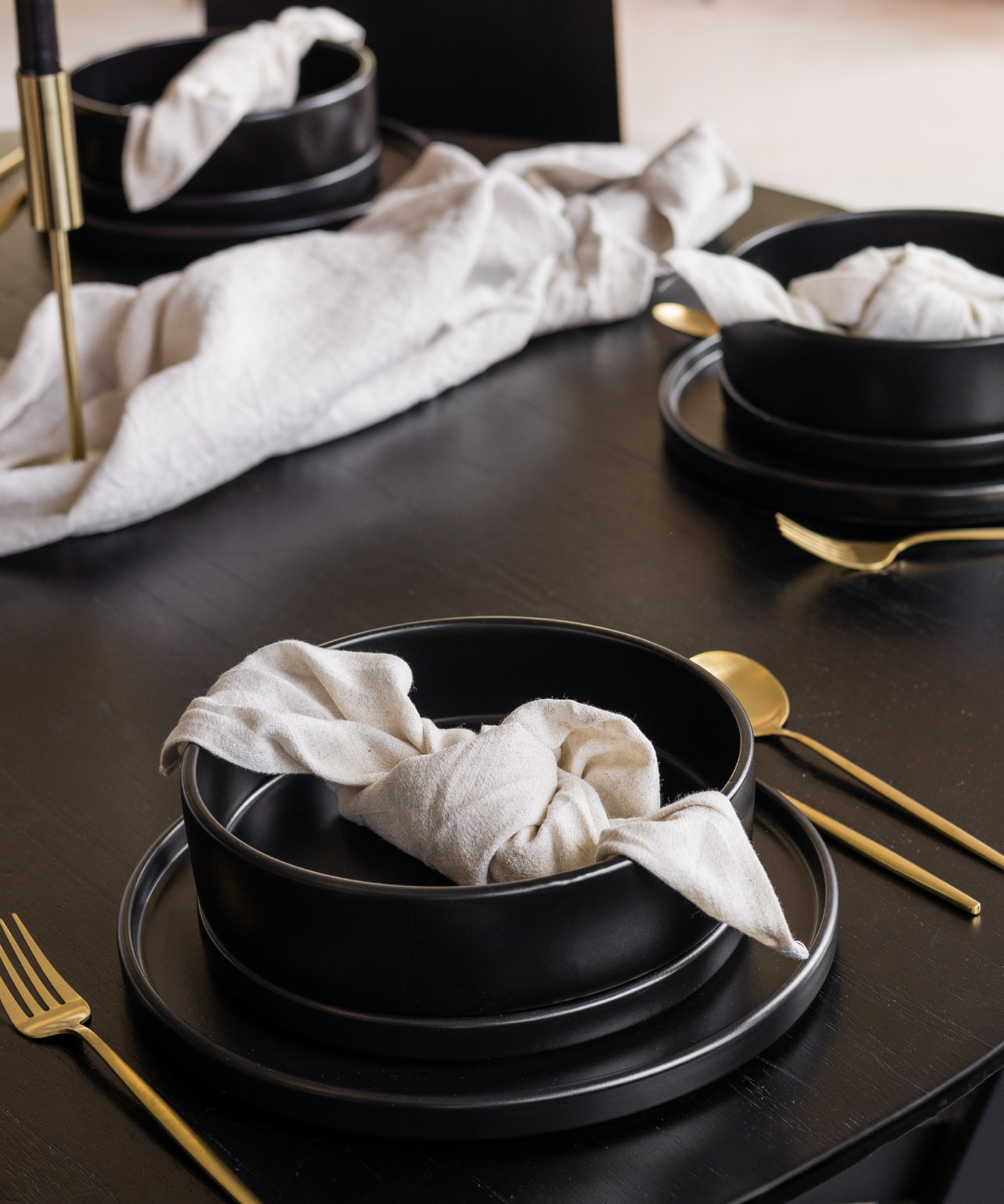 24-piece tableware set in matt black 