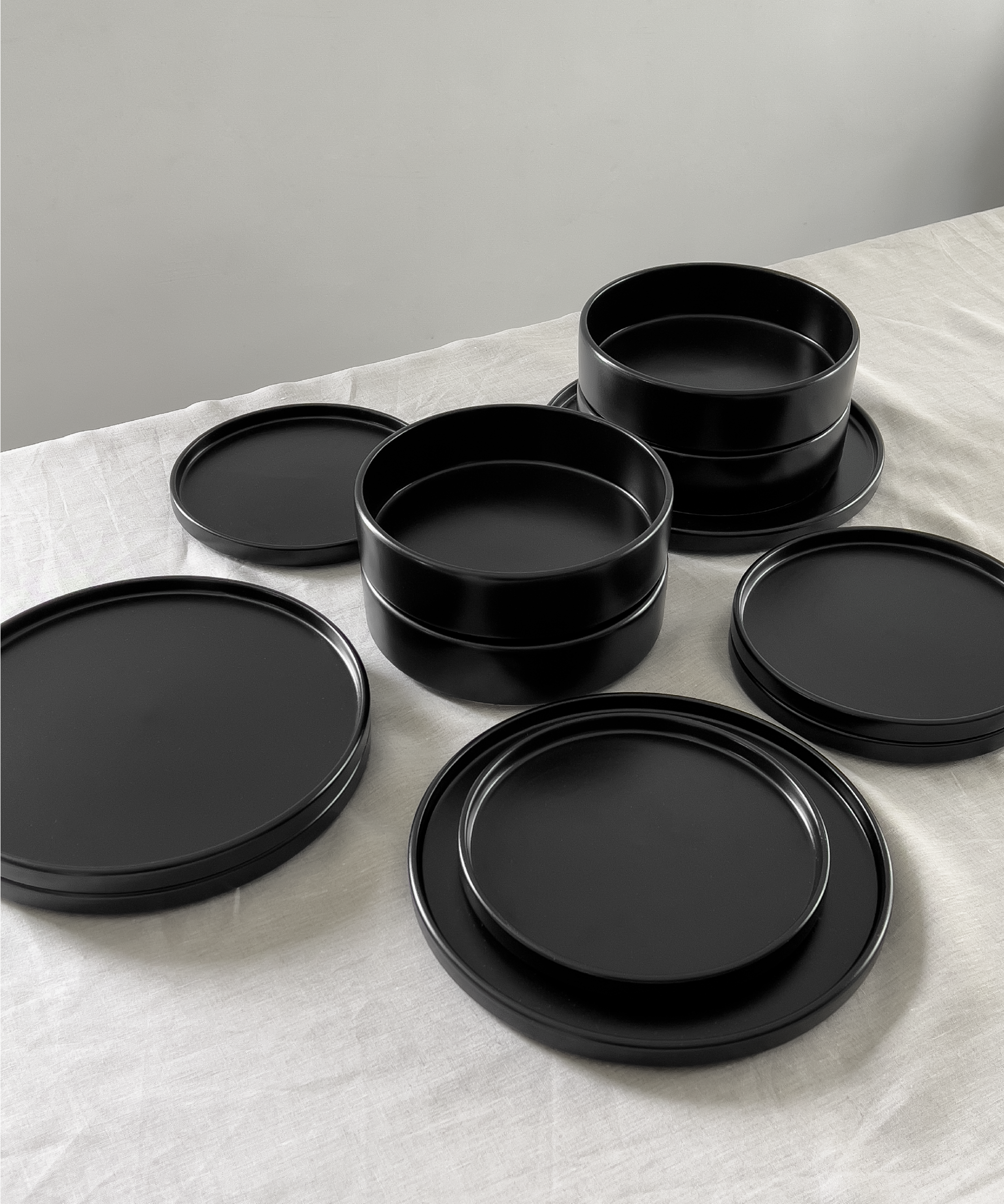 24-piece tableware set in matt black 