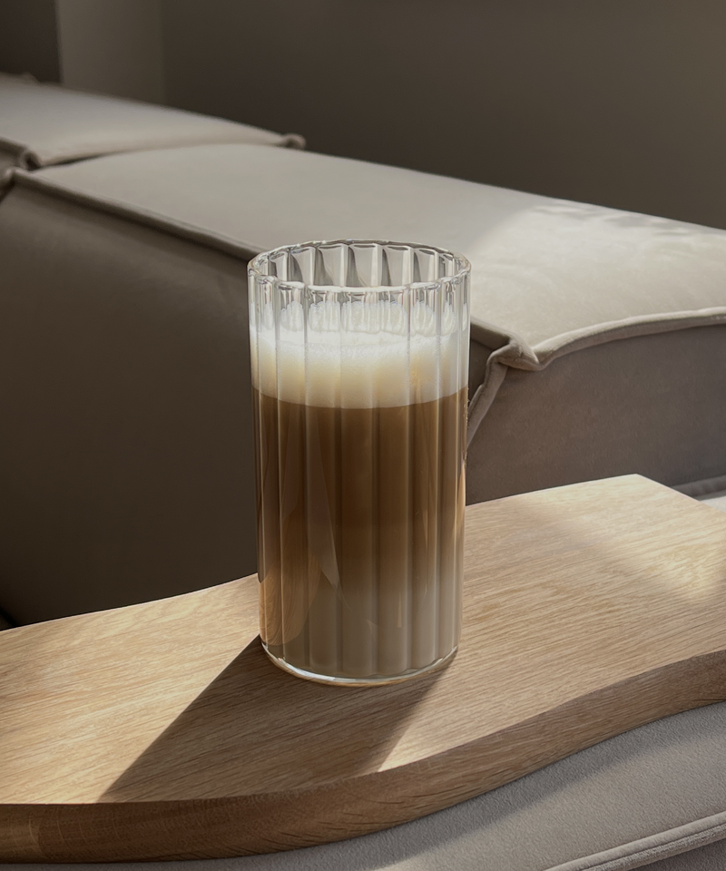 Großes Trinkglas im Streifen-Design aus der Serie Norway – im Wohnambiente