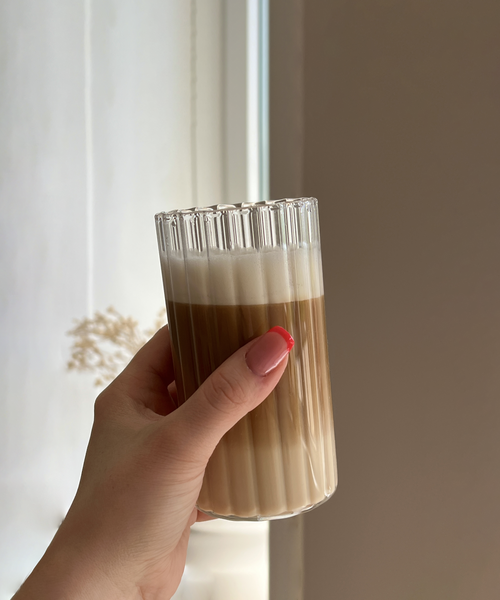 Großes Trinkglas im Streifen-Design aus der Serie Norway – Detailansicht der Verarbeitung