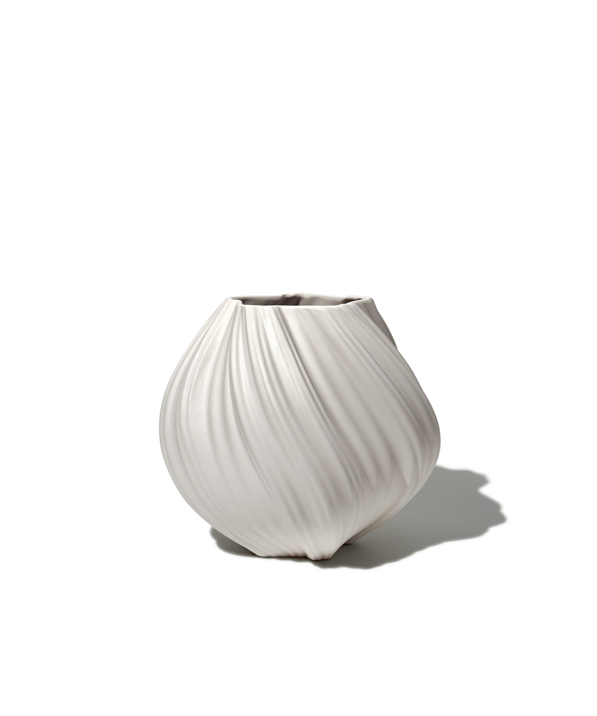 Kleine Keramik Vase in Cremeweiß – aus der Serie Flora von 7 O'CLOCK