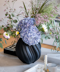 Ceramic vase in black | Flora