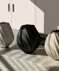 Ceramic vase in black | Flora