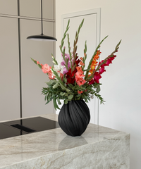 Large ceramic vase in black | Flora