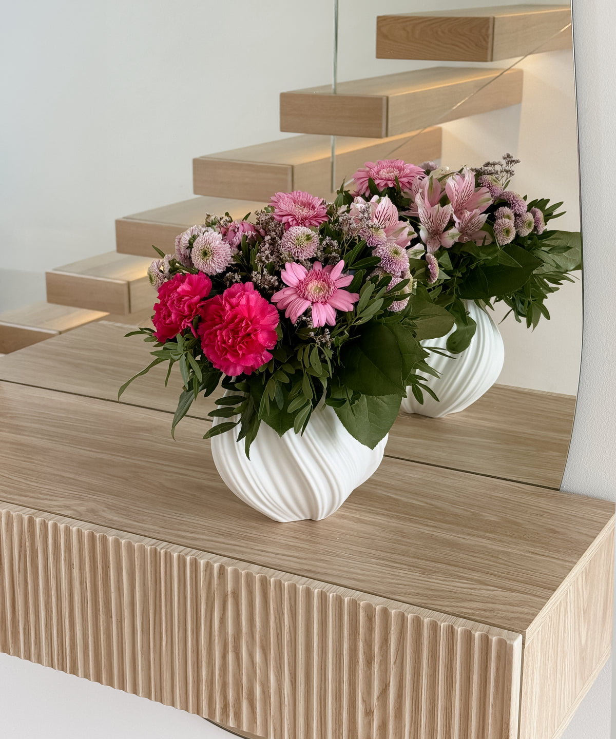 Kleine Keramik Vase in Cremeweiß aus der Serie Flora – Detailansicht