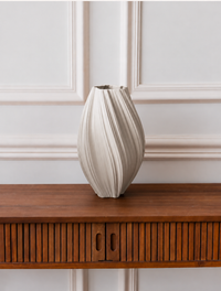 Oblong ceramic vase in white | Flora