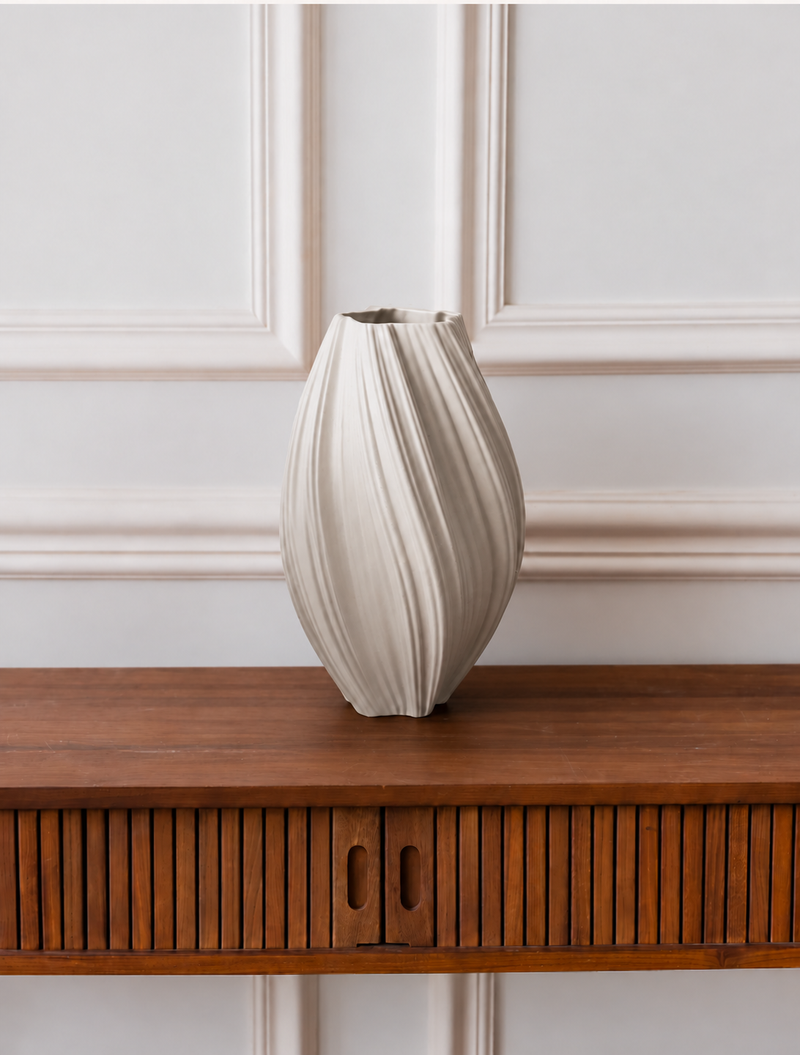 Oblong ceramic vase in white | Flora