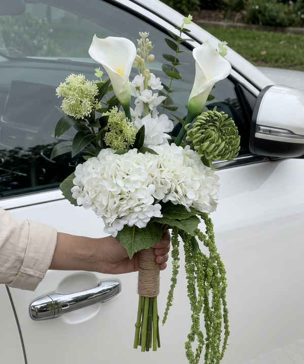 Green Silence Set – 9-Stem Bouquet + Elongated Ceramic Vase